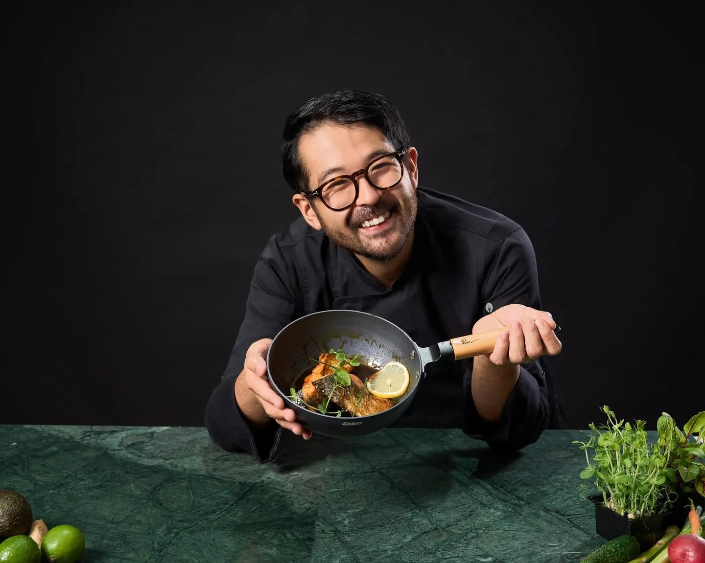 Rikito Watanabe pregătind un preparat culinar