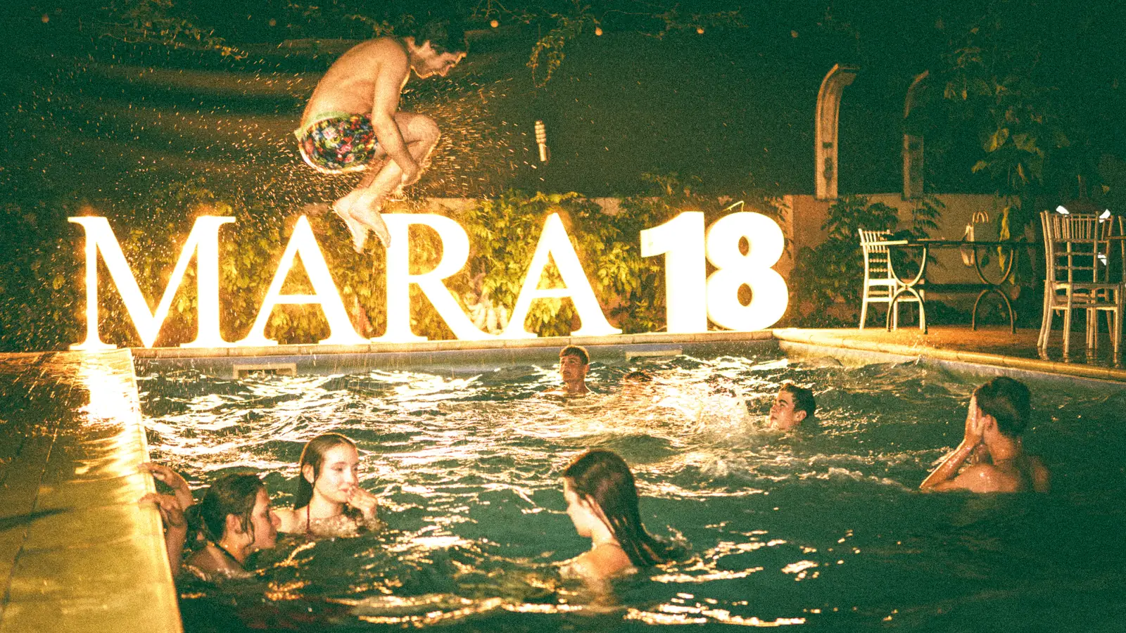 Prietenele Marei la piscina locației, spre finalul petrecerii