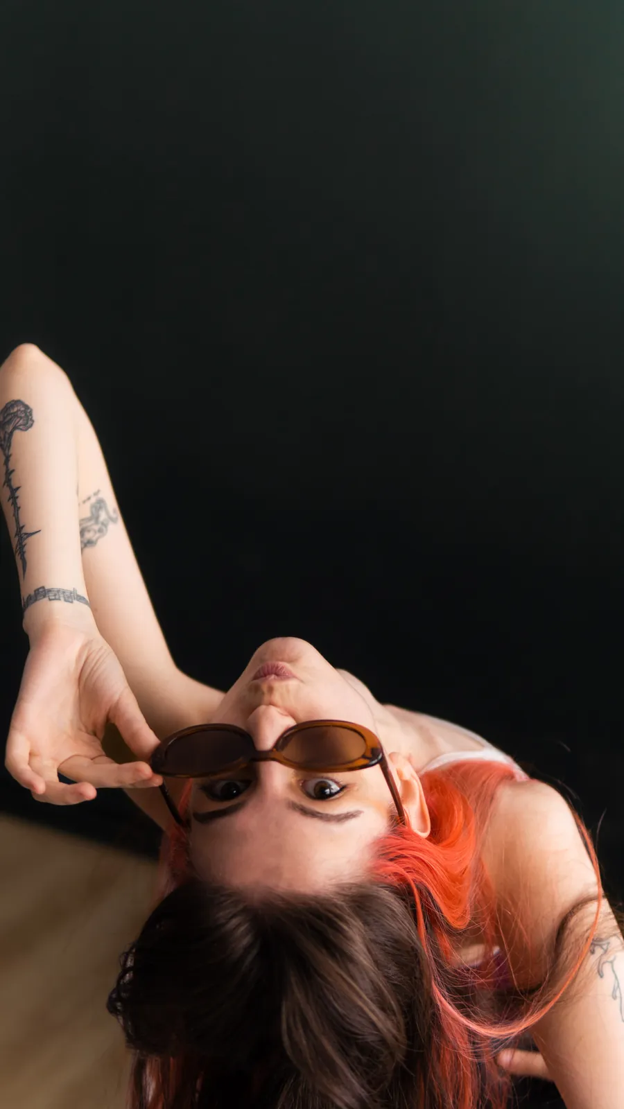 Membre ale trupei Sky Club în costume de scenă